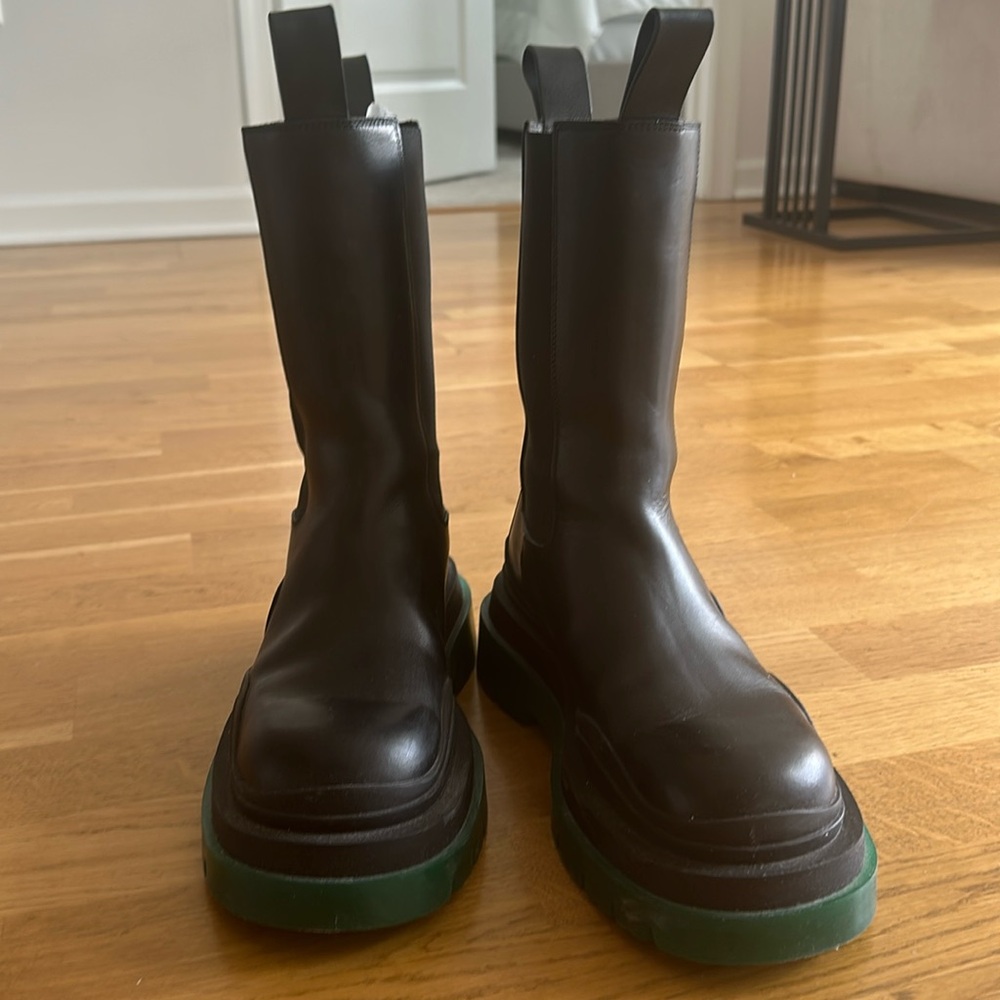 BOTTEGA VENETA
Tire rubber-trimmed leather Chelsea boots
